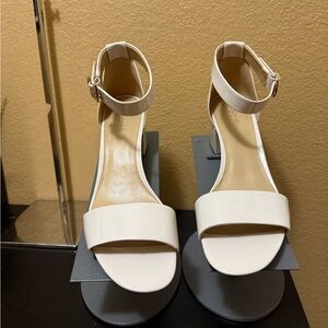 MICHAEL Michael Kors Lena Flex heel 8.5 in Patent Leather Lt Cream NIB